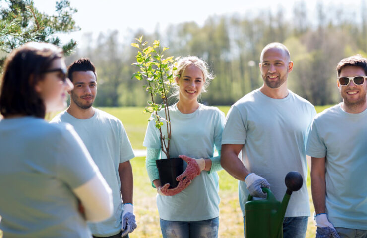 koncepcja-wolontariatu-dzialalnosci-charytatywnej-ogrodnictwa-ludzi-i-ekologii-grupa-szczesliwych-wolontariuszy-z-sadzonkami-drzew-i-konewka-w-parku (1)